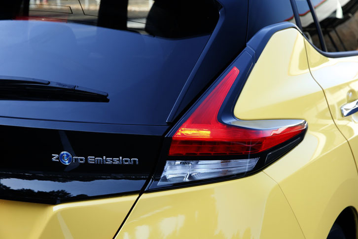 リアコンビランプは、「フェアレディZ」や「ジューク」を思わせるブーメラン型のデザインが採用されている。