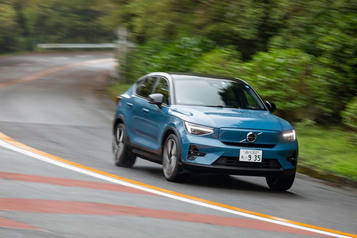 【ボルボC40リチャージ ツインのスペック】
	ボディーサイズ：全長×全幅×全高＝4440×1875×1595mm／ホイールベース：2700mm／車重：2160kg／駆動方式：4WD／フロントモーター：交流同期電動機／リアモーター：交流同期電動機／フロントモーター最高出力：204PS（150kW）/4350-1万3900rpm／フロントモーター最大トルク：330N・m（33.7kgf・m）/0-4350rpm／リアモーター最高出力：204PS（150kW）/4350-1万3900rpm／リアモーター最大トルク：330N・m（33.7kgf・m）/0-4350rpm／システム最高出力：408PS（300kW）／システム最大トルク：660N・m（67.3kgf・m）／タイヤ：（前）235/45R20 100V XL／（後）255/40R20 101V XL（ピレリPゼロELECT）／一充電走行距離：485km（WLTCモード）／交流電力量消費率：187Wh/km／価格：719万円
	
	【取材時の電費データ】
	テスト距離：455.3km（市街地1：高速道路7：山岳路2）／消費電力量：--kWh／参考電力消費率：5.2km/kWh（車載電費計計測値）