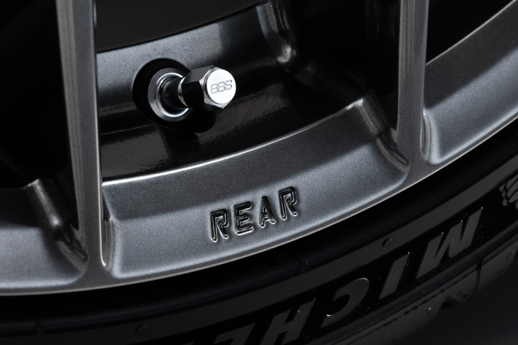 「STI製フレキシブルパフォーマンスホイール」は、ステアリングを切った瞬間の応答性を向上させるため、前後それぞれのホイールに最適化した専用形状を用いているのが特徴だ。写真はリア用。