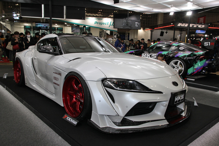 大手チューニングメーカーであるHKS初というオリジナルワイドボディーフルエアロキットを装着した「GRスープラ」。