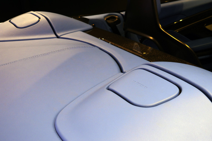 アストンマーティン・ヴァンキッシュ ヴォランテ（ロールオーバープロテクション）