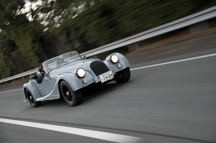 エントリーモデルの「4/4」と比較すると、「プラス4」と「ロードスター」は全幅が9cm大きく、前後トレッドもワイド化されている。