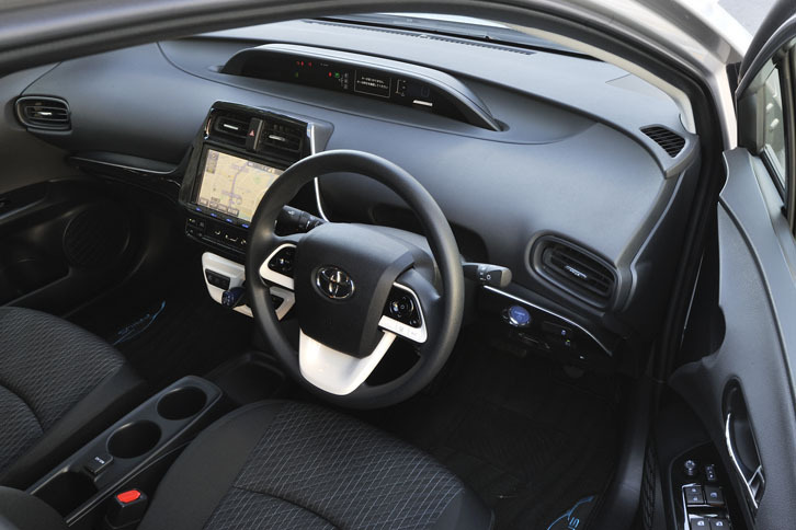 従来同様、インストゥルメントパネルはメーター（マルチインフォメーションディスプレイ）を中央に配置したデザイン。「表示系遠方・操作系手元配置」の考え方を「プリウス」のDNAとして引き継いでいる。「E」グレードではステアリングホイールがウレタンとなる。