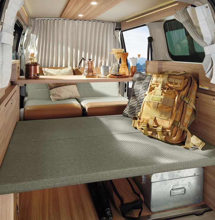 日産NV200バネットMYROOM（アウトドアでのイメージ）