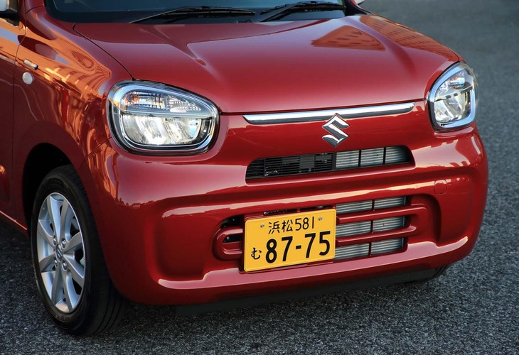 親しみやすさの演出にこだわった新型「アルト」のフロントフェイス。ヘッドランプやグリルは丸みを帯びたデザインとされた。