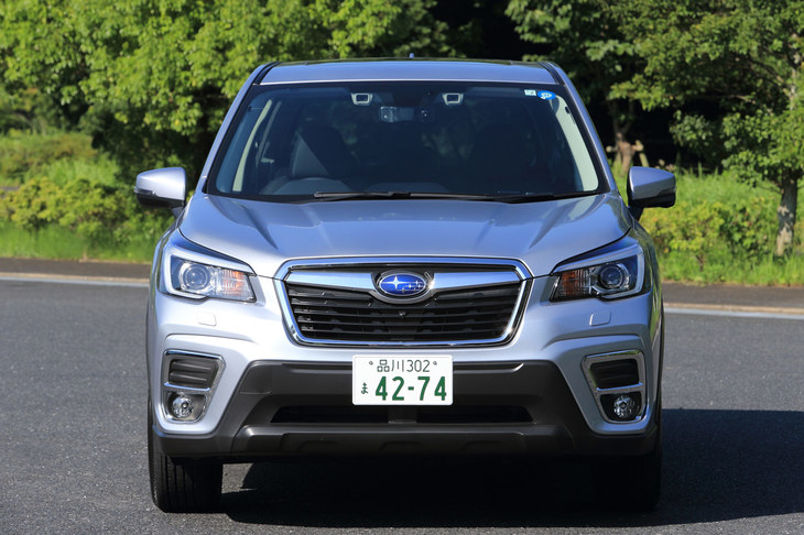 現行型「フォレスター」のフロントビュー。（写真＝荒川正幸）