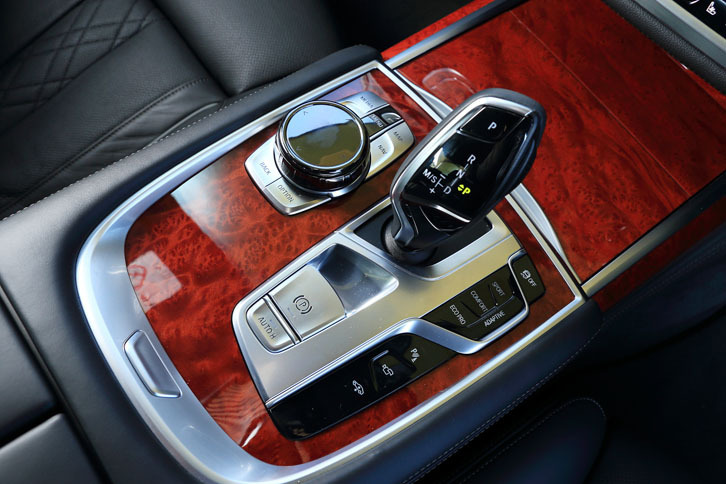 トランスミッションは8段AT（ZF 8HP75）。シフトセレクターの右側に走行モードを切り替える「ドライビング・パフォーマンス・コントロール」のスイッチが備わる。