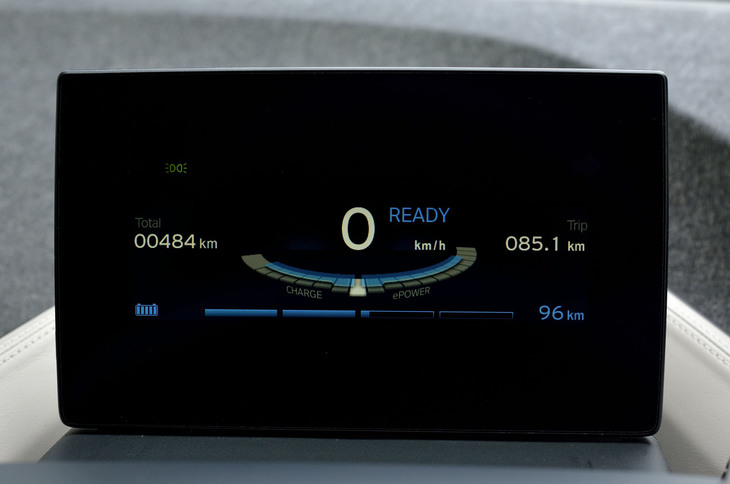 メーターパネルは5.7インチのTFT液晶モニター。主要部には速度計やパワーメーターのほか、航続可能距離が表示される。