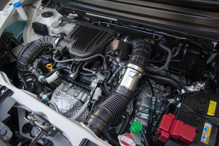 フロントに搭載される1リッター直3ターボエンジンは、99psと150Nmを発生。JC08モード燃費は、FF車で22.0km/リッター、4WD車で20.6km/リッターと公表される。