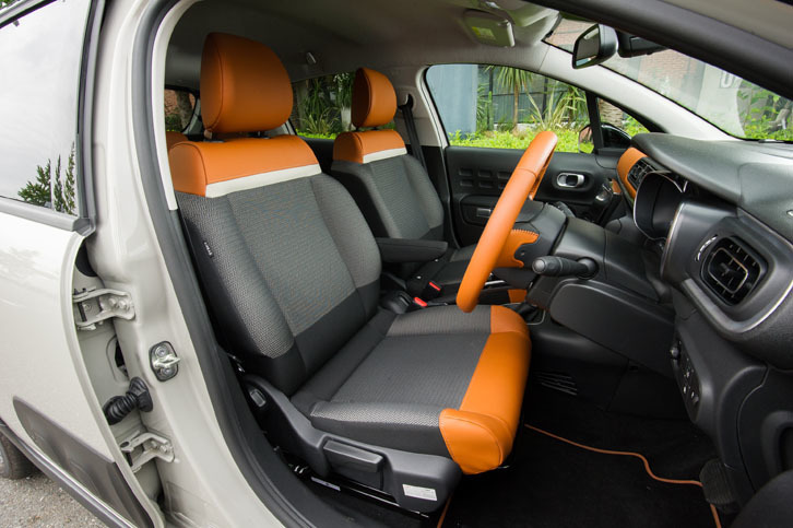 ざっくりとしたファブリックの質感が特徴的なフロントシート。グレーの部分にはヘリンボーン柄が横向きに配されている。