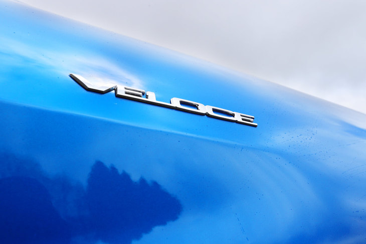 最高出力280psの2リッター直4ターボエンジンを搭載した「アルファ・ロメオ・ジュリア ヴェローチェ」。日本仕様は、当初は4WD車のみの設定となっていたが、2018年1月にFR車も追加された。