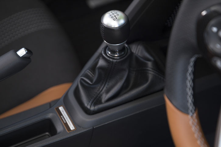 本革が巻かれた6段MTのシフトノブ。その手前には「Bruno Leather S660」と刻まれたアルミプレートが備わる。