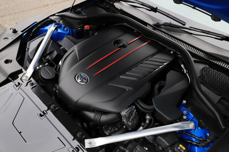 新エンジンの最高出力は387PS/5800rpm、最大トルクは500N・m/1800-5000rpm。それぞれ340PS/5000rpm、500N・m/1600-4500rpmだった従来型より、高出力・高回転型の特性となった。