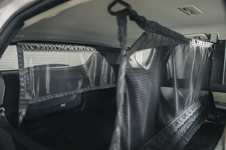 前方への積み荷の飛び出しを抑えるパーティションネットも設定した。