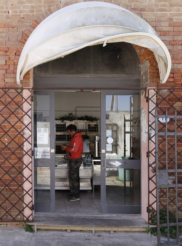 漁協直営売店の入り口。