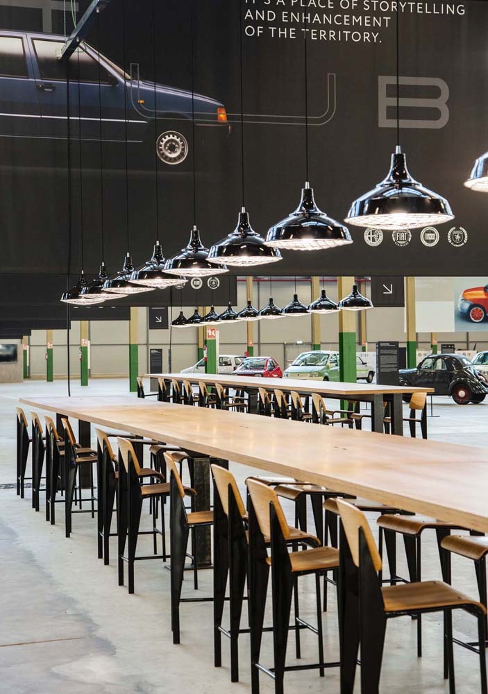 ミュージアムと呼ばれずハブとされたのは、ここを自動車愛好家の集まる場所と定義づけたため。ミーティングポイントだ。クルマを眺めるもよし、しゃべるもよし、本を読むこともパソコンを開くことも自由。こんな思いから中央には長テーブルが用意された。