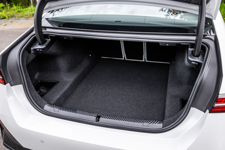 インナーホイールハウスの張り出しが気になる荷室の容量は520リッター。トランクリッドのヒンジ部分にコンビニフックが備わるほか、フットオープン／クローズ機能付きの「オートマチックトランクリッドオペレーション」が標準で装備されている。