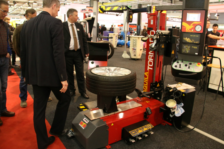 ジュネーブショーの7号パビリオンは、アクセサリーや用品の展示スペースに充てられている。これはタイヤ交換装置。