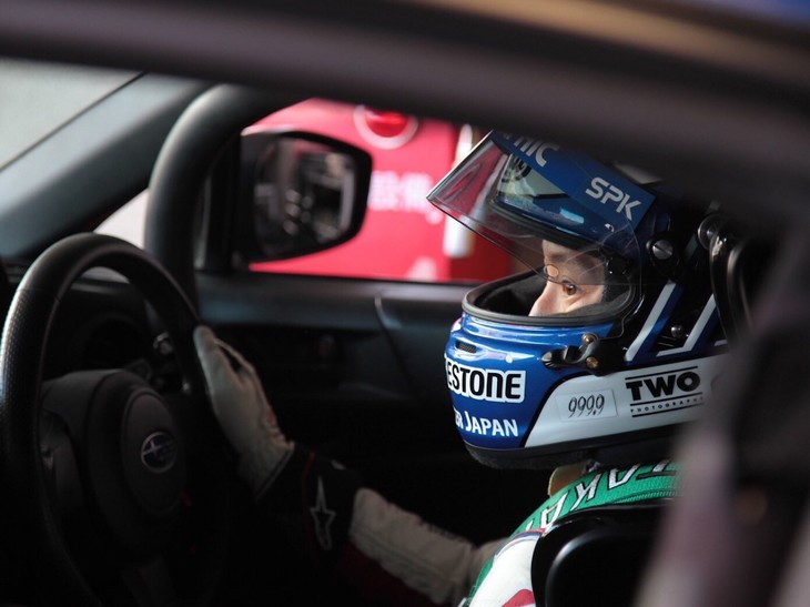 まずはクラブマンシリーズ エキスパートクラスの専有走行から始まりました。よいイメージで走ることができていたのですが、区間タイムの自己ベスト更新中に、まさかのミス。そしてスピン……。結果は8番手と、手ごたえがある中でしたので、少し悔しさが残る専有走行になりました。