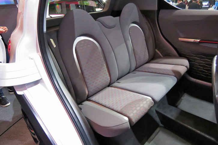 ダイハツDNトレック（リアシート）