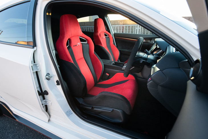 赤と黒のツートンカラーが目を引く「タイプR」専用のスポーツシート。高いホールド性の確保に加え、幅広い体形の人が適切な運転姿勢をとれるよう、調整幅も大きく取られている。