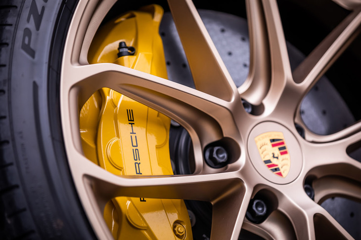 PCCB（ポルシェ・セラミック・コンポジット・ブレーキ）を標準で装備。ブレーキディスク径は前440mm、後ろ400mmで、キャリパーは前10ポッド、後ろ8ポッドの対向モノブロック型が組み込まれている。