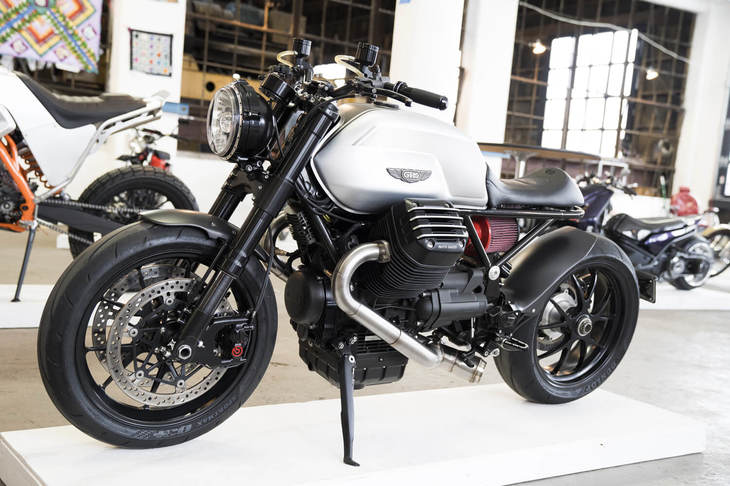 「モト・グッツィ・ヴェラッジオ」をベースにリアまわりを大幅にカスタム。車体が小さくなったことで、4バルブを採用した縦置きV型2気筒エンジンの存在が際立っている。