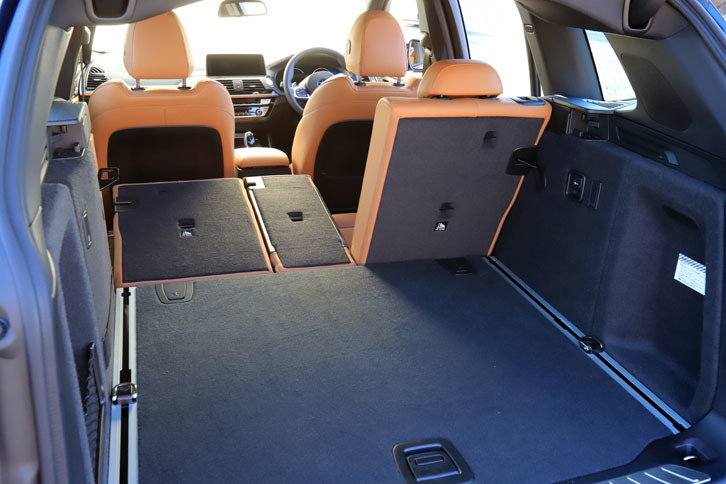 荷室の容量は550リッターから1600リッター。後席のシートバックは4：2：4の分割可倒機構を備えている。
