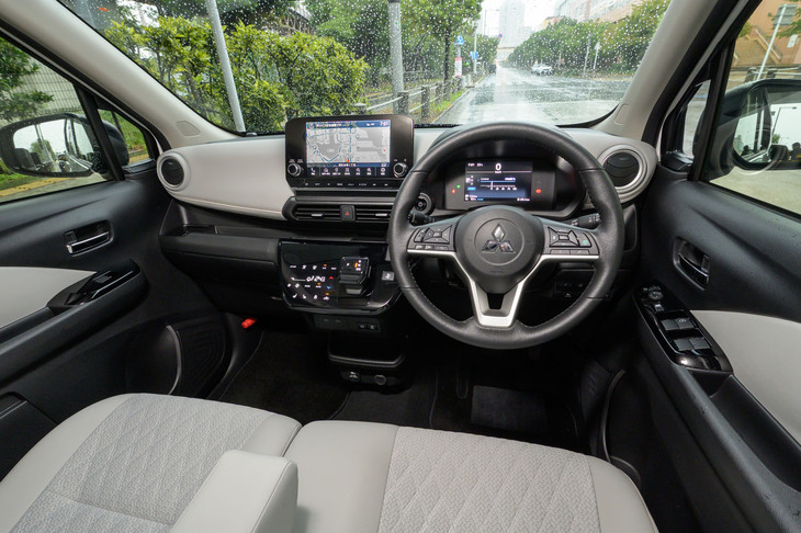 試乗車は最上級グレードの「P」。白いトリムやメッキ装飾などからなる「プレミアムインテリアパッケージ」は、同車専用のオプションパッケージだ。
