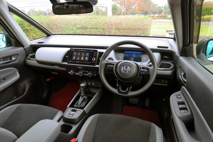 ホンダ・フィットe：HEV RS 無限パーツ装着車（インストゥルメントパネルまわり）