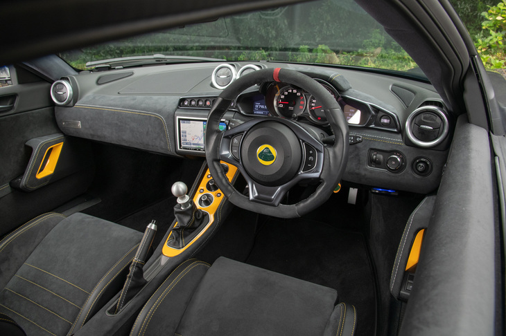 各所にスエード調素材が用いられたインテリア。イエローの差し色は、オプションの「インテリアカラーパック」のものだ。