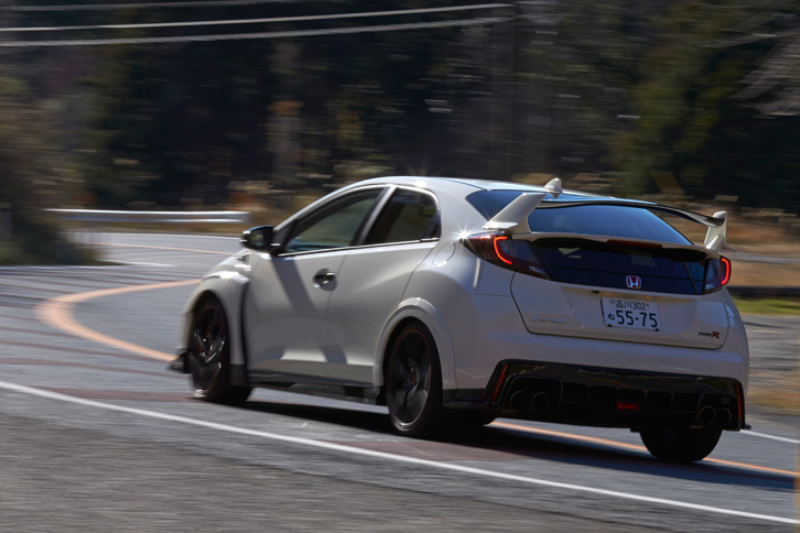 リアビューでは左右合わせて4本出しのマフラーや、ディフューザー、大型のリアウイングなどが目を引く。