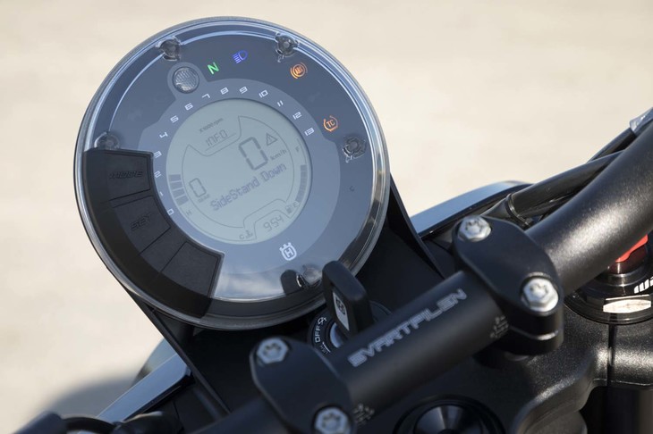 モノクロの液晶メーター。車速とエンジン回転数のほか、水温や区間距離、ギアポジションなどが表示される。