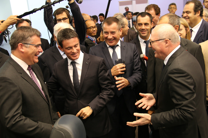 プレスデー2日目（2016年9月30日）の午前、会場を訪問したマニュエル・ヴァルス仏首相（左から2人目）。パーツサプライヤー「ファウレシア」のブースで。