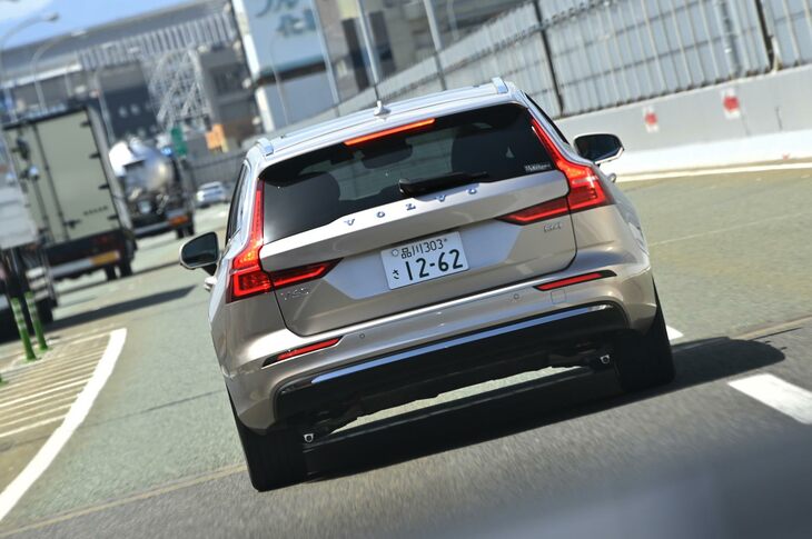 ボルボV60アルティメットB4（リアビュー）