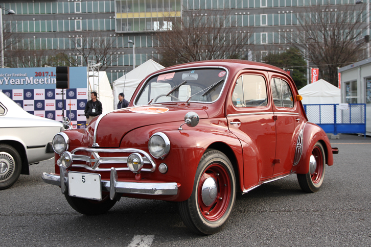 1959年「日野ルノーPA」。748cc直4 OHVエンジンをリアに積んだ「ルノー4CV」をライセンス生産した、日野初の乗用車。「5」から始まる陸運支局がなかった時代の東京ナンバーを付けたこの個体は、最初のオーナーから息子に受け継がれたクルマ。コンクールデレガンスで大賞に選ばれた。