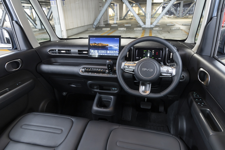 軽らしからぬ10.1インチサイズのディスプレイオーディオは全車に標準装備。「300プレミアム」ではボディーカラーに応じてブラック×ベージュのインテリアカラーも設定される。