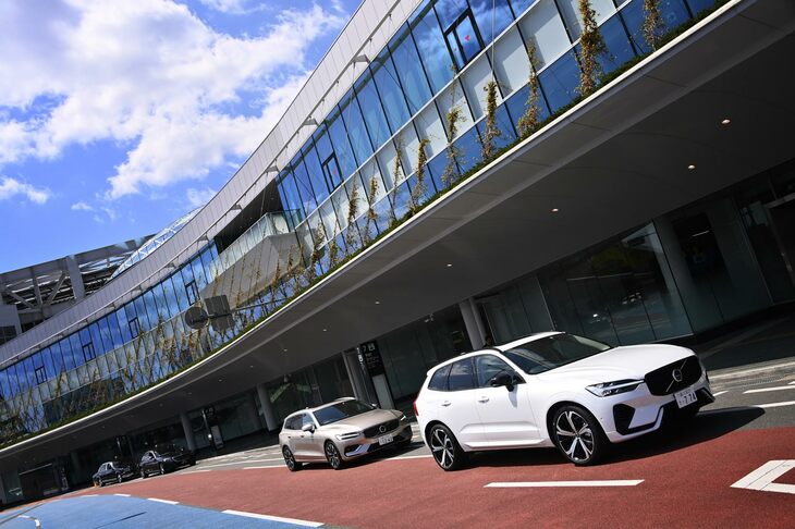 試乗会の起点となった福岡空港にて。今回の試乗車はプラグインハイブリッドの「XC60」とマイルドハイブリッドの「V60」。共に装備の充実した「アルティメット」グレードである。