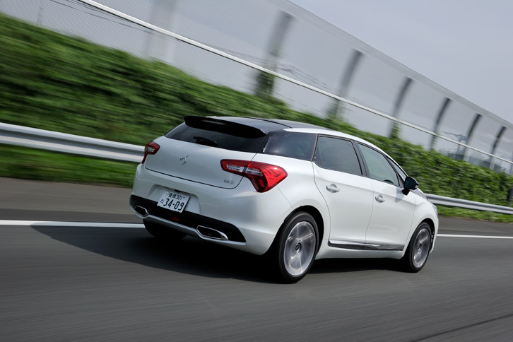 エンジンやトランスミッションの改良、アイドリングストップの採用などにより、「DS 5」の燃費は改良前から約33％改善したという（JC08モード）。