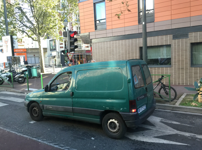 かつてパリといえば「ルノー4」の「フルゴネット」だったが、「シトロエン・ベルランゴ」のルートバン仕様も十分味が出てきたようで。