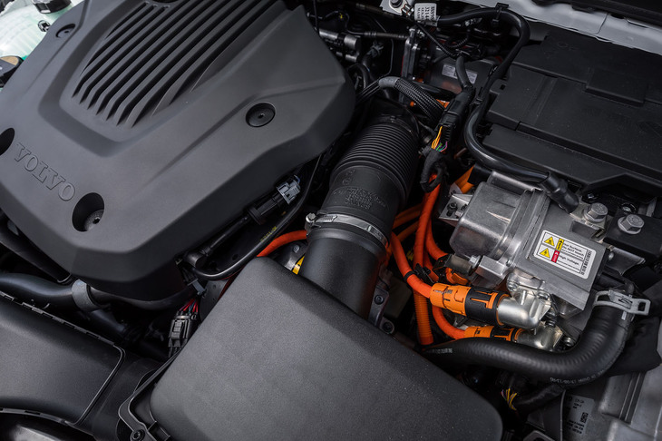 1.5リッター直3ターボエンジンは最高出力180PS、最大トルク265N・mを発生。これにモーターの同82PS、同160N・mが加わる。トランスミッションは7段DCTを搭載。