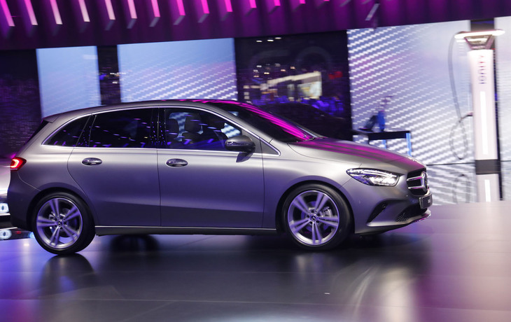 メルセデス・ベンツのプレゼンテーションで。3代目となる新型「Bクラス」が走って登場。