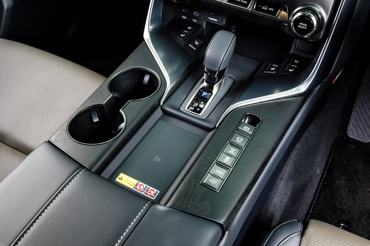 細かなところだがセンターコンソールの「おくだけ充電」が急速充電に対応したのが新しい。その右の非常に使いやすい位置に車高調整やセンターデフロック（リアとフロント用はステアリングの左側）のスイッチが並んでおり、やはりそういう地域に住む人々が主要な顧客ということだろう。