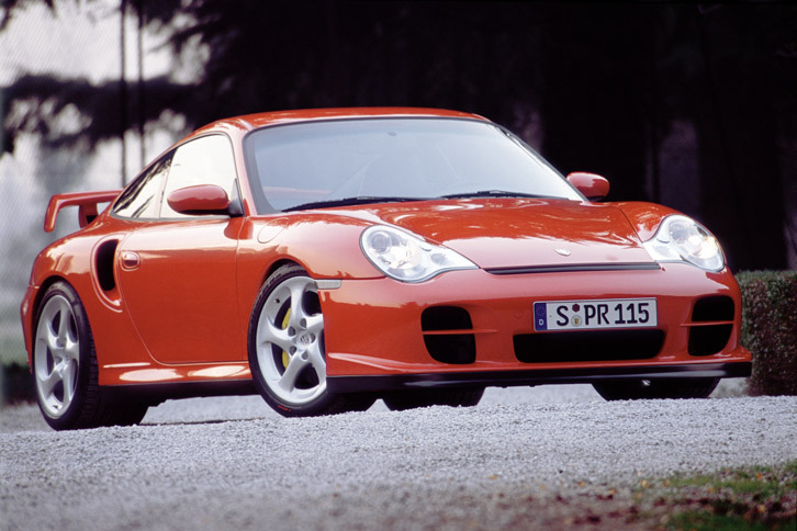 初代「バイパー」と同時期に活躍した、996世代の「ポルシェ911 GT2」。911のGT2は、どの世代の中古車を見ても4ケタ万円はくだらない。