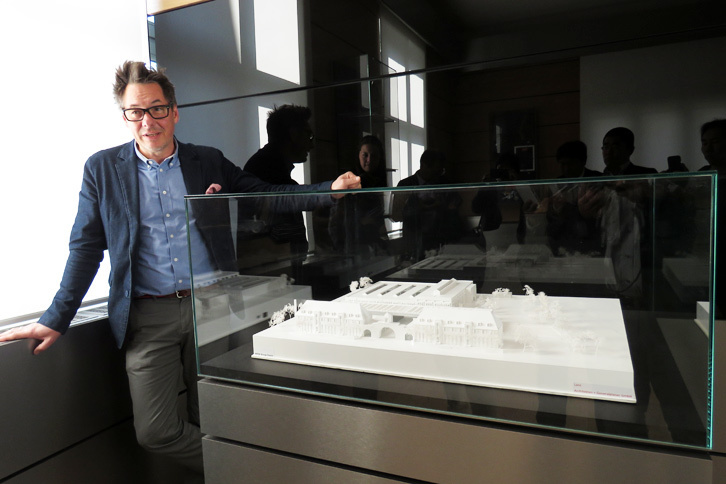 BMWクラシックの歴史を説明する、広報担当のマンフレート・グルナートさん。「建物はみんな文化財扱いだったから、改修にはホント苦労したよ。クラシックカーをレストアするようにして改修したんだ」とのこと。