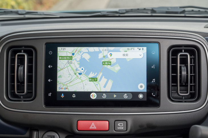 メーカーオプションで用意される全方位モニター付きディスプレイオーディオ。ナビ機能は搭載されていないが、携帯端末のアプリを画面に表示することで、ナビとしても利用することができる。