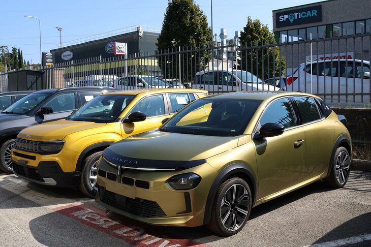 マイルドハイブリッド仕様は、前部に空いた4つの穴が外観上の特徴。美しいと見るかどうかは、人によるだろう。左隣には同じプラットフォーム「CMP」を用いる「ジープ・アベンジャー」が。