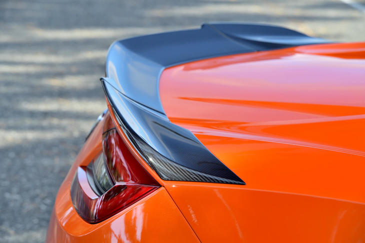 リアリッドのカーボンスポイラーは36万円のオプション装備。こちらもグロス仕上げへと変更されている。