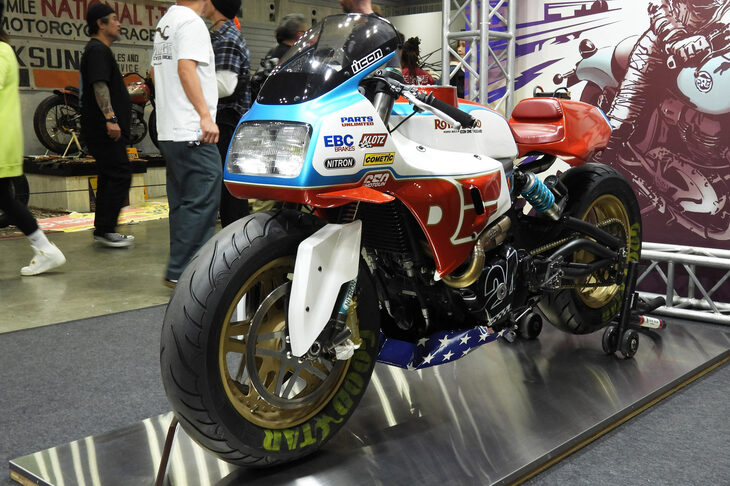 カスタムスタイルのクルーザー「ショットガン650」をベースに、往年の耐久レーサーをほうふつさせるマシンに仕上げている。