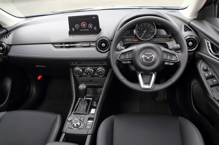 インテリアについては、ダッシュボードやセンターコンソールなどの意匠の変更に加え、各部に用いる素材やカラーコーディネーションを変更。落ち着きのある上質感が追求されている。